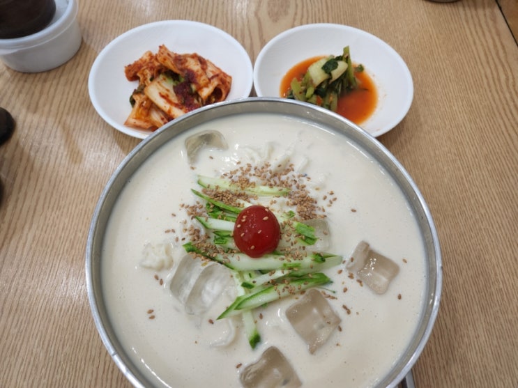  한여름 무더위엔 시원한 콩국수가 최고죠! 대접째 콩국물 원샷!!