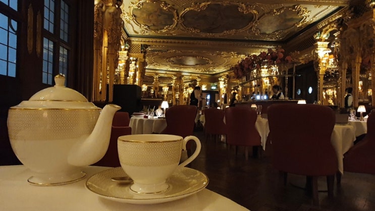  Afternoon tea in London