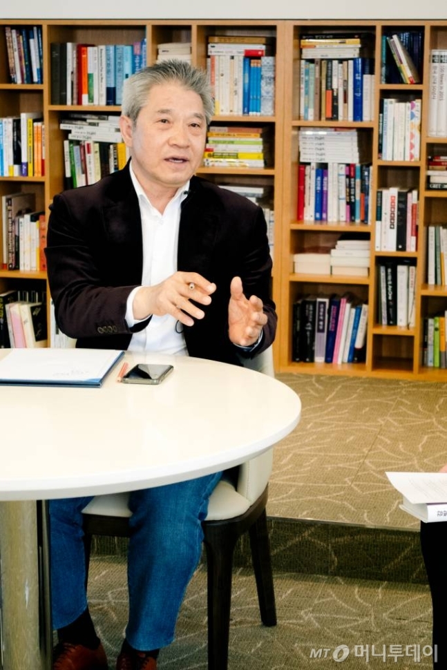 강방천, 수백억원대 차명 거래 혐의…주식 현물·선물 수년간 매매 강방천, 수백억원대 차명 거래 혐의…주식 현물·선물 수년간 매매