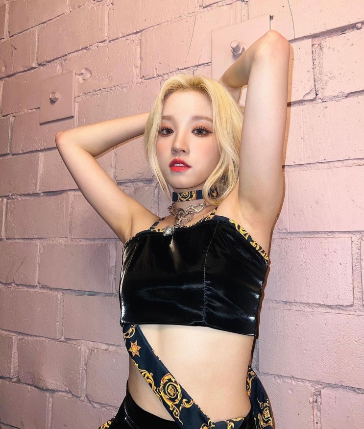 그룹 여자아이들 우기, 강렬한 무대 의상 입고 소멸 직전의 잘룩한 허리 "심쿵 유발하는 인형" 그룹 여자아이들 우기, 강렬한 무대 의상 입고 소멸 직전의 잘룩한 허리 "심쿵 유발하는 인형"