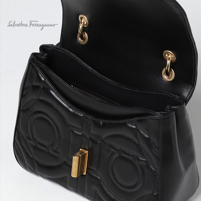 페라가모 QUILTED 간치니 골드메탈 스몰 토트 숄더백 BK