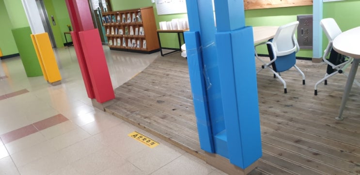  층남학교기둥보호대, 벽면보호매트, 골대안전쿠션, 모서리쿠션 시공업체-직접생산, 시공업체 제이에쓰산업 입니다.