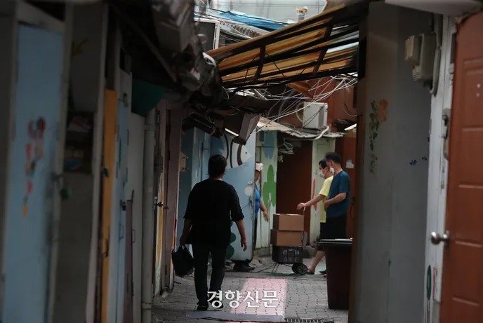 뒤늦게 처음 ‘원칙’ 지킨 복지기준선···윤 대통령 공약 ‘찔끔’ 실현 뒤늦게 처음 ‘원칙’ 지킨 복지기준선···윤 대통령 공약 ‘찔끔’ 실현