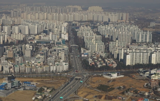 "삼성 믿고 집 샀는데…" 7억 평택 아파트, 1년 만에 '휘청' "삼성 믿고 집 샀는데…" 7억 평택 아파트, 1년 만에 '휘청'