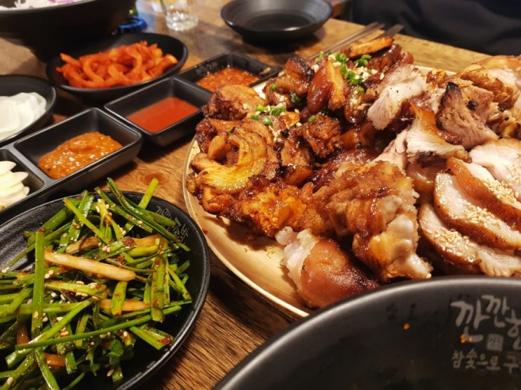  빨간맛이 좋아서 깐족대는 이장꾸와 깐깐한 족발에서 반반족발