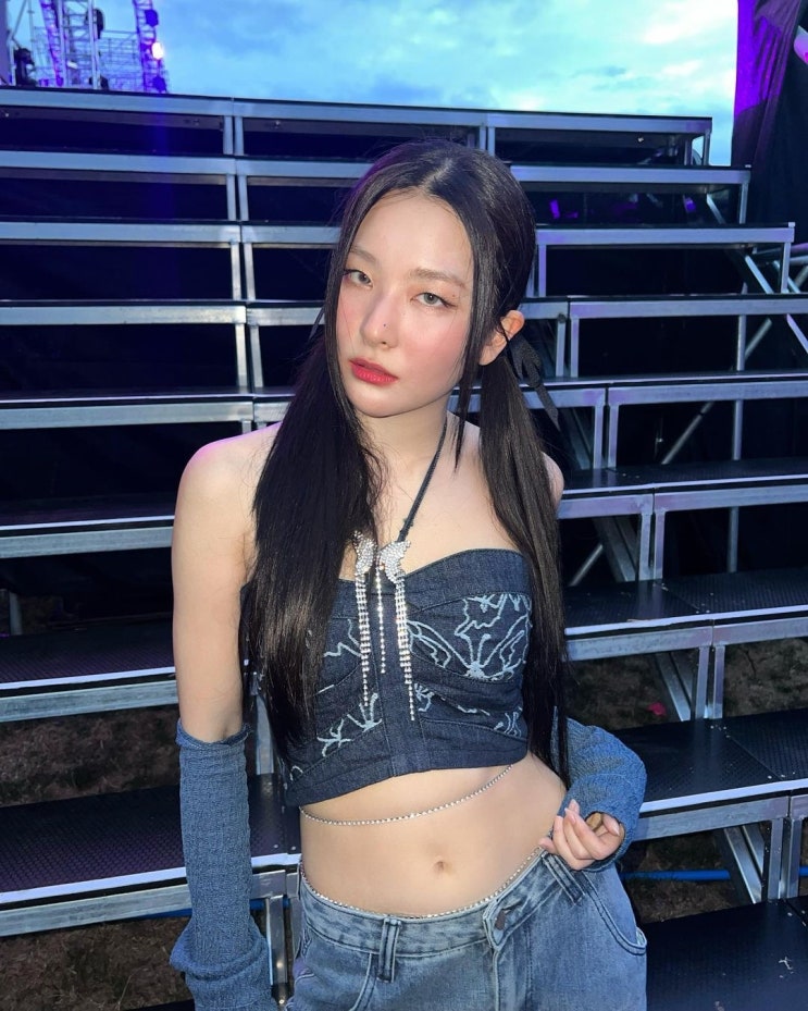 레드벨벳 슬기, 밸리체인 한 잘룩한 허리에 화려한 공연 스타일링이 눈길을 끈다 레드벨벳 슬기, 밸리체인 한 잘룩한 허리에 화려한 공연 스타일링이 눈길을 끈다