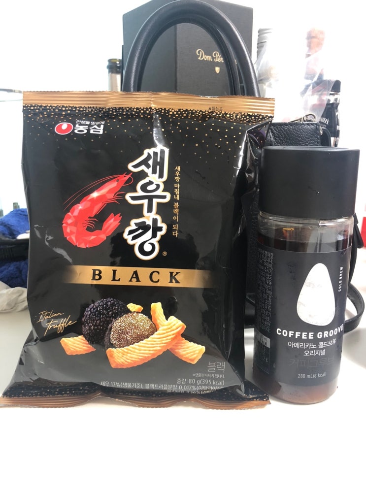  카페 안가고도 주말 최애 과자와 음료수 조합 (새우깡 블랙 & 커피 그루브 아메리카노 콜드브루 오리지널) 으로 심심한 입 달래기 COFFEE GROOVE