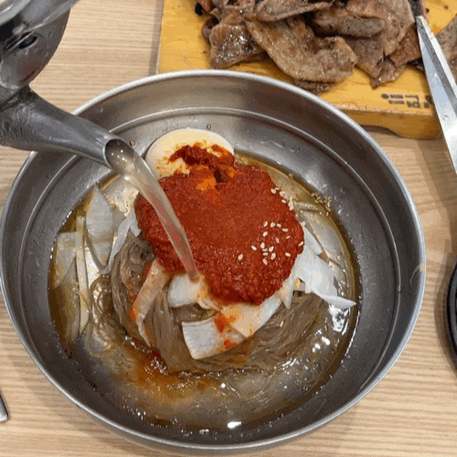 여름철 대표 음식인 시원한 육쌈냉면 부평 맛집