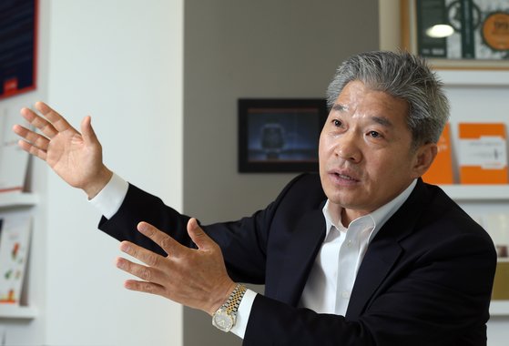 "개미는 이용당했나"…존리 이어 강방천까지 '차명 투자' 의혹으로 시끌 "개미는 이용당했나"…존리 이어 강방천까지 '차명 투자' 의혹으로 시끌
