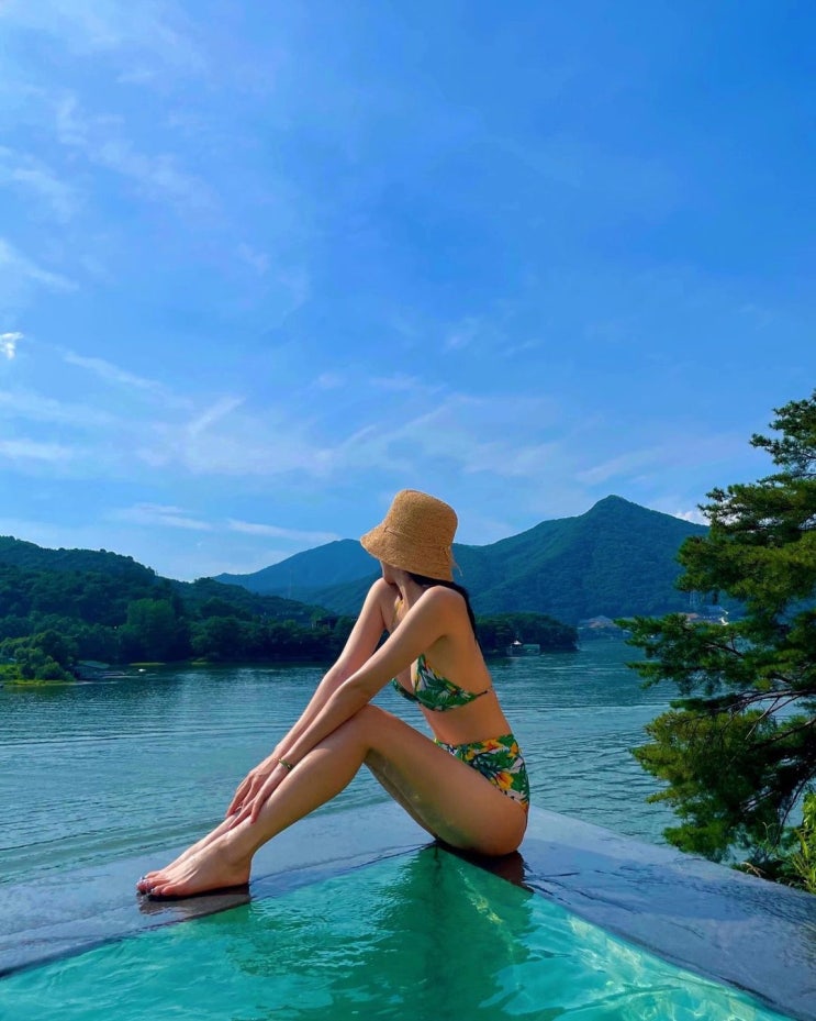 그룹 카라 출신 강지영, 화려한 패턴의 수영복 차림...박규리 댓글에 한승연 "미쳤나 봐 왜이래들" 그룹 카라 출신 강지영, 화려한 패턴의 수영복 차림...박규리 댓글에 한승연 "미쳤나 봐 왜이래들"