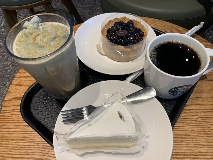 스타벅스 신메뉴 우리 쑥 크림 프라프치노 with 콜브부르 맛 후기! 사진과 너무 달라 실망했어요 맛도 엉엉 (+ 블루베리쿠키치크케익, 클라우드치즈케익, 오늘의커피) 스타벅스 신메뉴 우리 쑥 크림 프라프치노 with 콜브부르 맛 후기! 사진과 너무 달라 실망했어요 맛도 엉엉 (+ 블루베리쿠키치크케익, 클라우드치즈케익, 오늘의커피)
