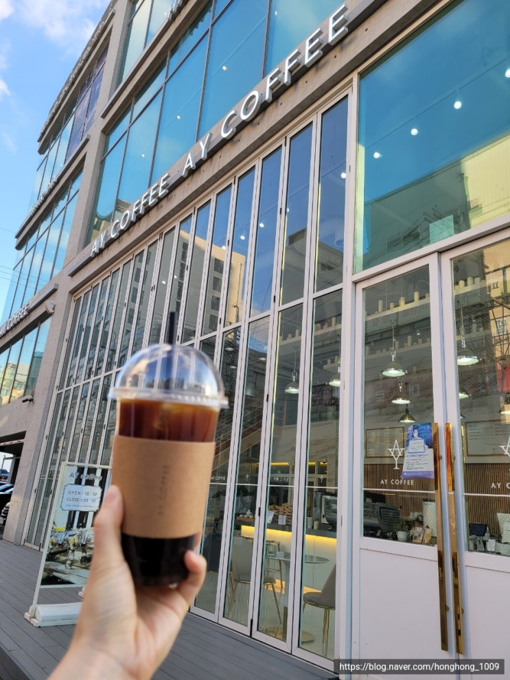  [수원 팔달구] 화이트&골드 인테리어가 돋보이는 "AY COFFEE"