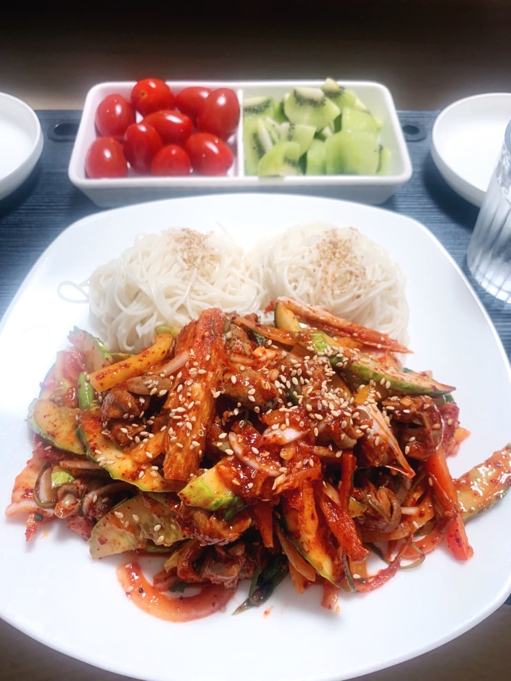  야식은 새콤달콤 골뱅이무침에 문어 버터구이죠