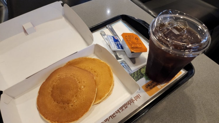  맥도날드 핫케이크 버터 올리고 시럽 뿌려 커피와 먹으면 꿀맛