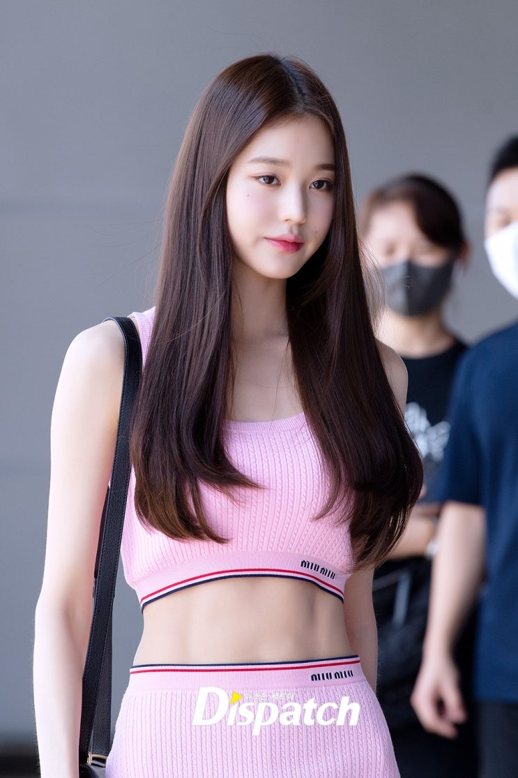 아이브 장원영과 안유진, 프로모션 일정 소화 위해 공항 출국..."다이어트 자극해" "청순이 흩날려" 아이브 장원영과 안유진, 프로모션 일정 소화 위해 공항 출국..."다이어트 자극해" "청순이 흩날려"