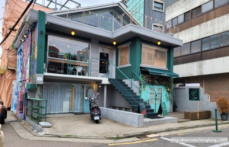  [마포구 합정동] 아늑한 다락공간이 있는 2층 카페 "cafe와디즈"