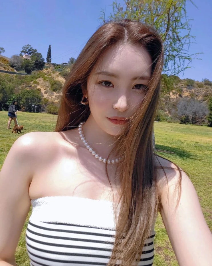 싸이 '흠뻑쇼'서 초미니 상의 입은 선미, 목 라인과 직각 어깨를 강조한 과감한 패션으로 시선 집중 싸이 '흠뻑쇼'서 초미니 상의 입은 선미, 목 라인과 직각 어깨를 강조한 과감한 패션으로 시선 집중