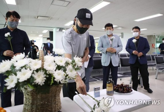 서해 피살공무원 '사망 직권면직' 인사발령..유족 공무원연금 수령 길 열려 서해 피살공무원 '사망 직권면직' 인사발령..유족 공무원연금 수령 길 열려