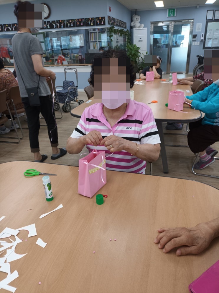  송현동 주간보호센터 삼성튼튼에서 나들이 가방을 만들어요~