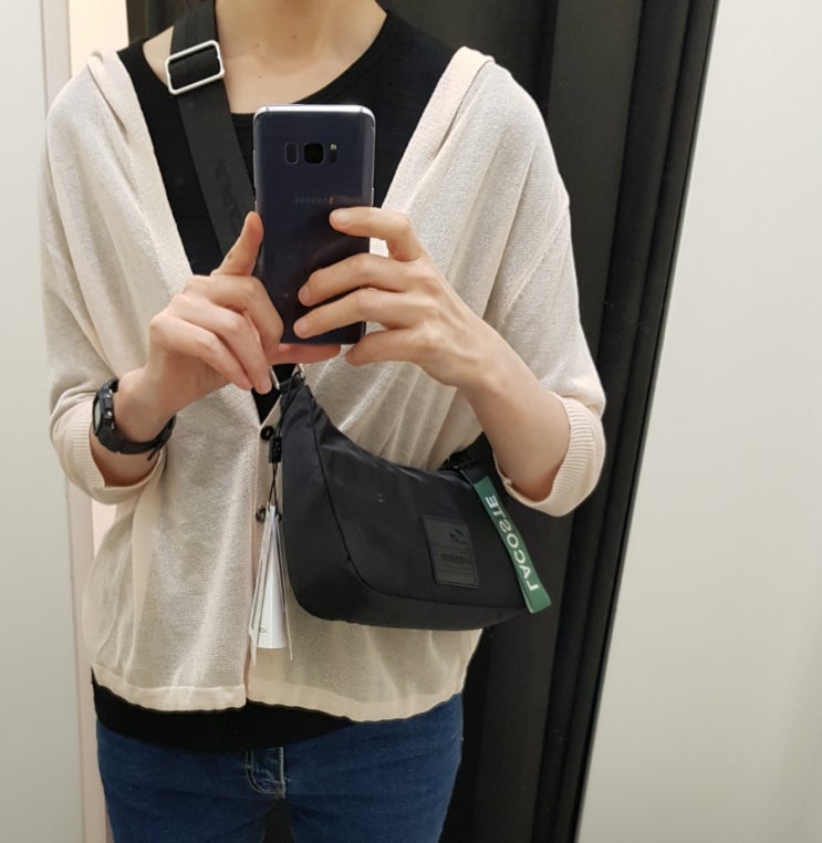  라코스테 나일론 호보 바게트 백 ㅣ레터링 자가드 스트랩 가을 가방