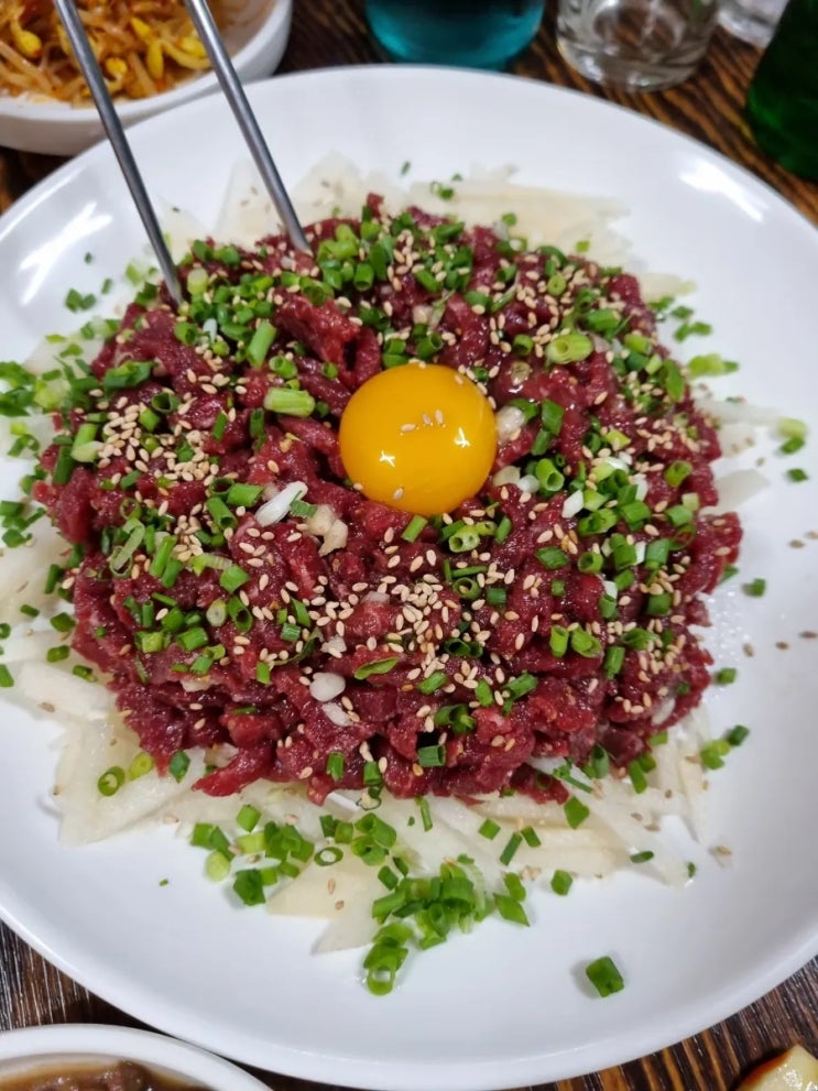  경산 옥산동 황소마을 뭉티기와 육회 맛집!! 육사시미 시원한 맥주와 함께 맛있다. 
