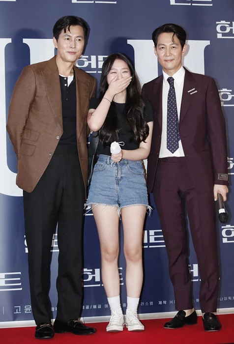 영화 '헌트' 시사회 참석한 배우 이수민, 이정재 정우성과 함께 수줍은 인증샷...01년 배우 정체 놀랍다 영화 '헌트' 시사회 참석한 배우 이수민, 이정재 정우성과 함께 수줍은 인증샷...01년 배우 정체 놀랍다
