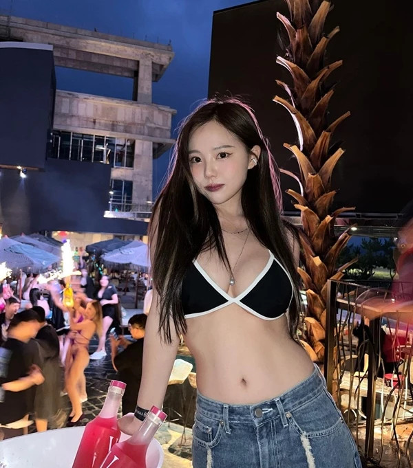 홍영기가 SNS에 올린 풀파티 인증샷, "처녀 타임..." 비키니 상의 입고 글래머러스 매력 뽐내 홍영기가 SNS에 올린 풀파티 인증샷, "처녀 타임..." 비키니 상의 입고 글래머러스 매력 뽐내