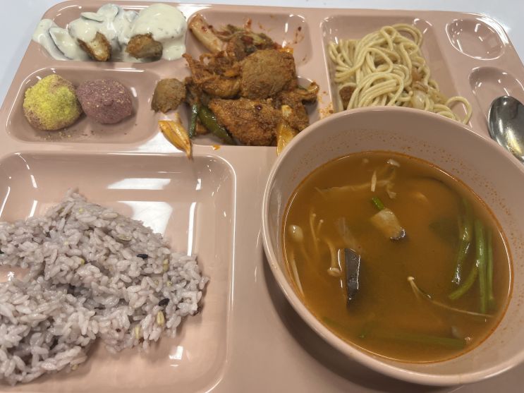  오늘 점심 구내식당 간단하게 먹었어요