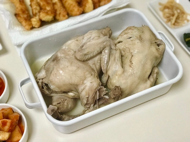  여름 복날 대표 보양식 영계닭 삼계탕
