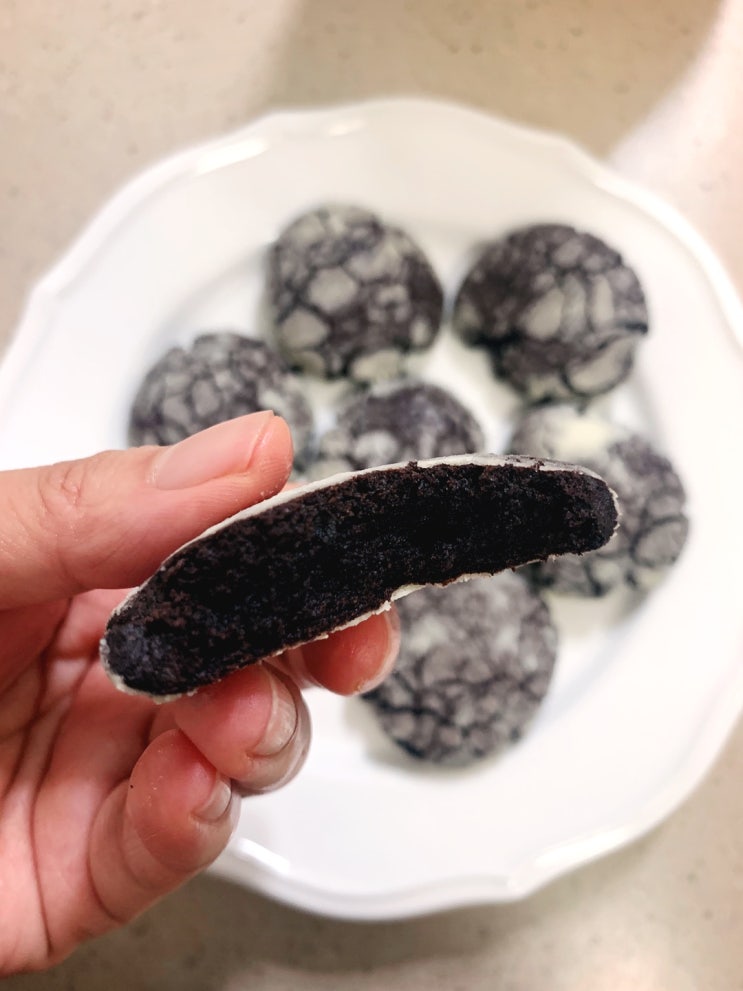  다크초콜릿 듬뿍 오독오독 씹히는 맛이 일품인 크랙쿠키