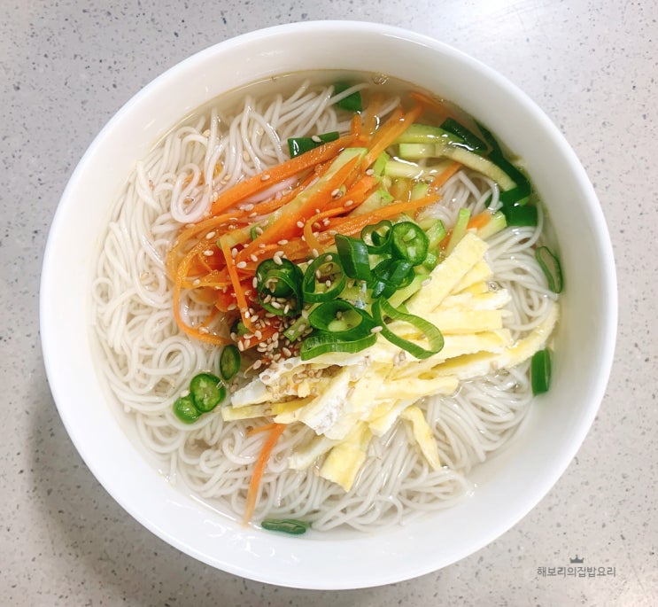  간편 육수로 맛든 잔치국수