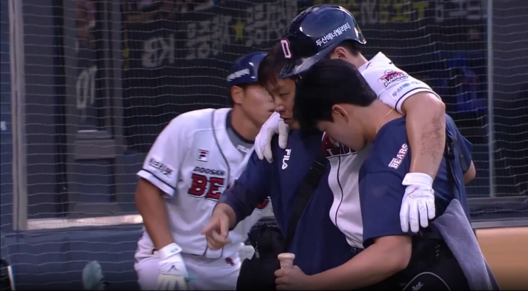  [두산 베어스] 김재환, 무릎 부상으로 교체 되다!