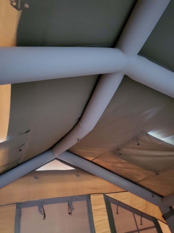 네이처하이크 13.2  우중캠핑으로 천장 에어폴대 휘어짐