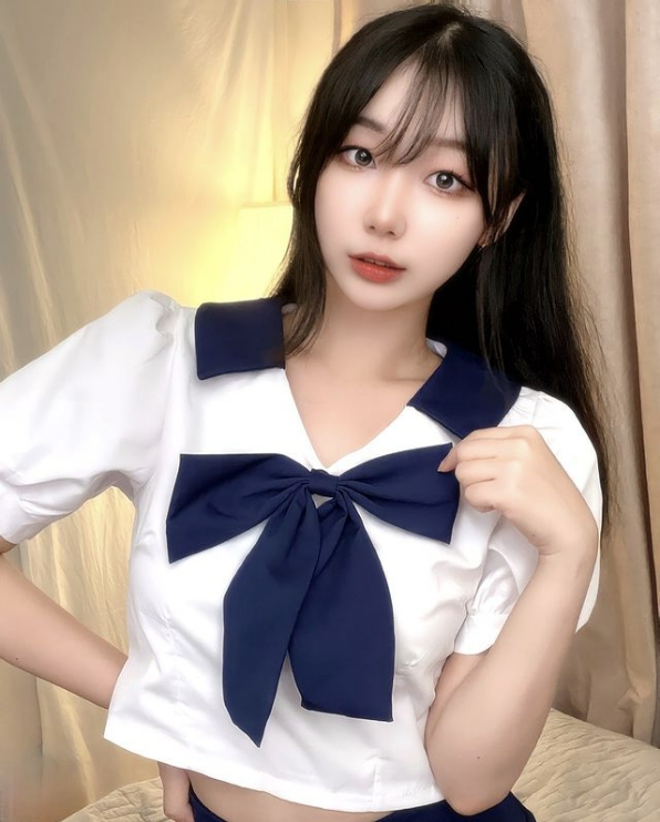 독서실 출신 BJ 보나, 점점 더 야해지나 부산 광안대교 배경 옆구리 트윈 수영복 입고 노출 패션 독서실 출신 BJ 보나, 점점 더 야해지나 부산 광안대교 배경 옆구리 트윈 수영복 입고 노출 패션