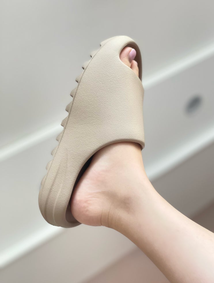  아디다스 이지슬라이드(ADIDAS YEEZY SLIDE)