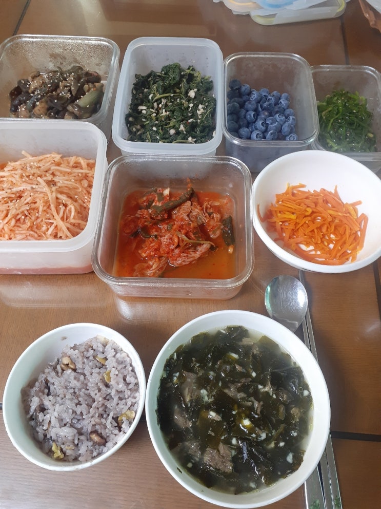  소고기미역국, 무생채,가지나물, 부추 초고추장 무침