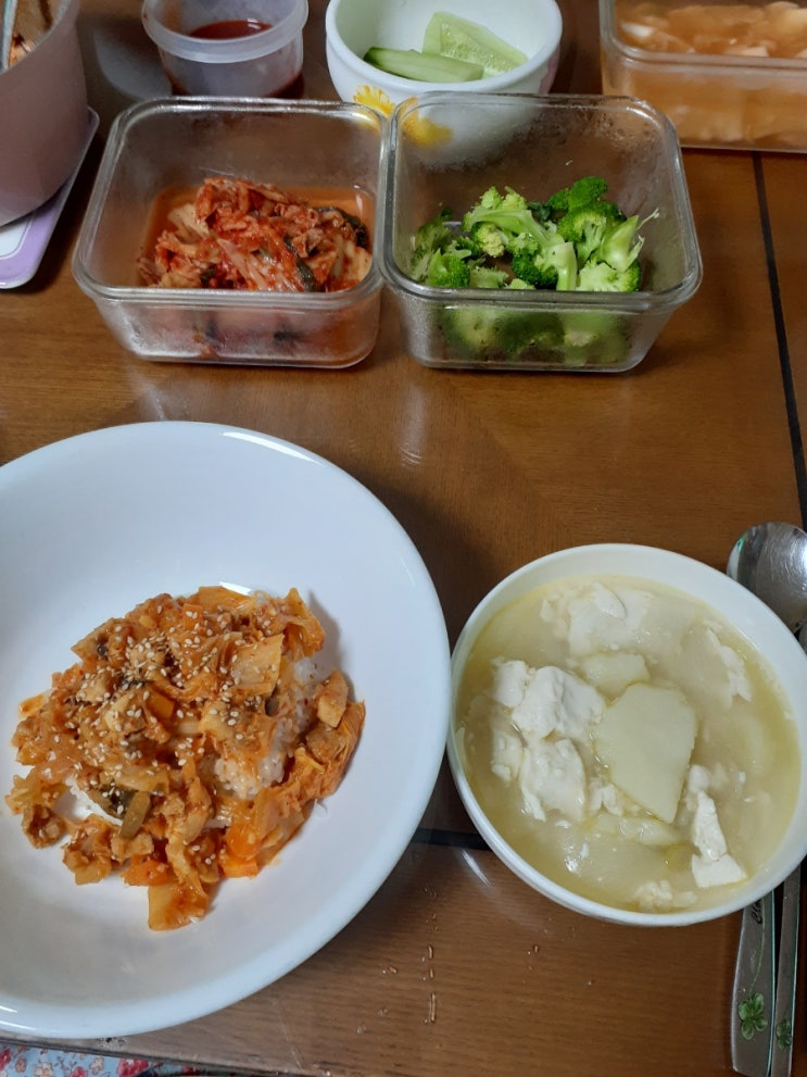 돼지고기 김치덮밥과 감자순두부