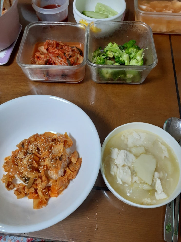  돼지고기 김치덮밥과 감자순두부