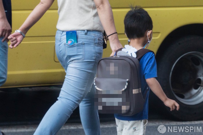 "사회복지 종사자 수준으로"...서울시, '아이돌봄 종사자' 임금 체계 개편 "사회복지 종사자 수준으로"...서울시, '아이돌봄 종사자' 임금 체계 개편