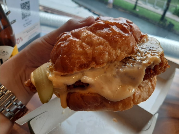  [호치민/빈탄군] 수제 햄버거를 맛볼 수 있는 매드루스타(mad roosta) - 내슈빌스타일 핫치킨버거