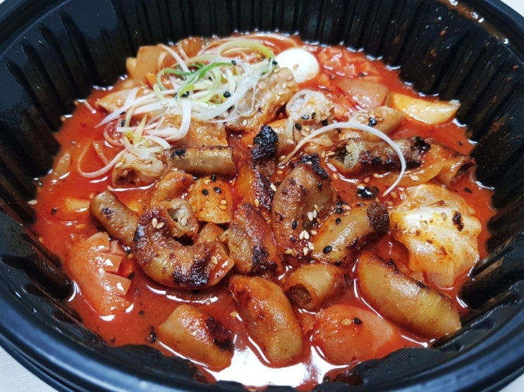  좋아하는 떡볶이 주먹밥에 좋아하는 곱창과 오튀까지 추가해서 제대로 야식 먹었네요