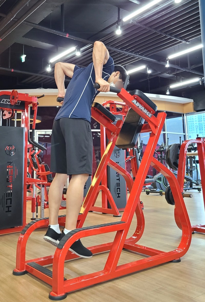 p. 41 내용 이해하는 사람만 하트 누르기!😅🙏 어깨 통증 환자에게서 자주 볼수 있는 Internal Rotation 제한에  이야기해볼께. Forward Flexion, Abduction, External Rotation, Internal Rotation과  같은 다양한 움직임 제한이 있는 경우는 대표적으로 Frozen, image size:800x1179