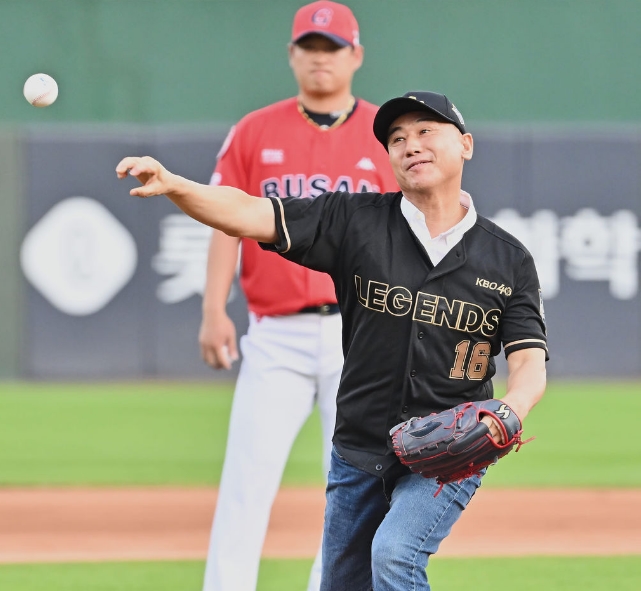  "롯데 레전드" 박정태, 실전을 방불케하는 힘찬 시구