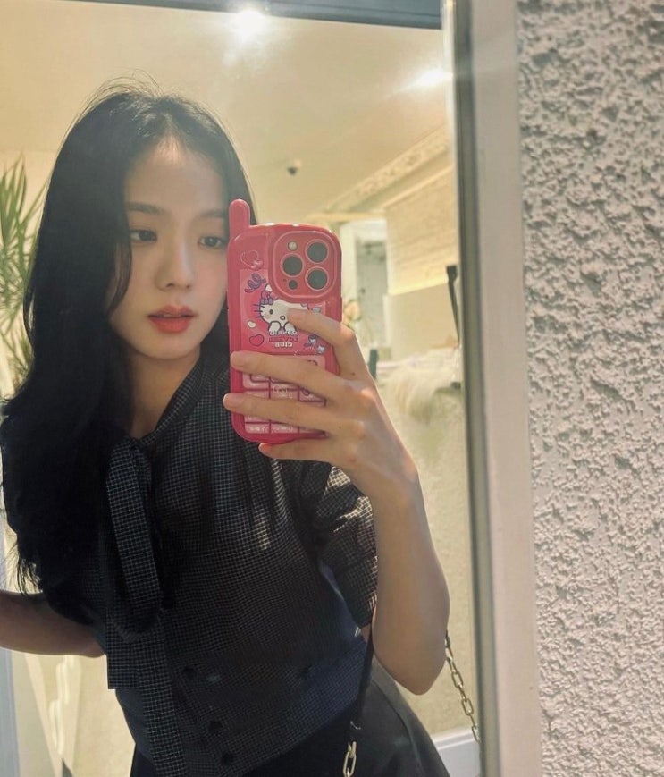 블랙핑크 지수, 착장을 올 블랙에 긴 생머리에 디올립...헬로키티 폰케이스 끼고 오신 인간 토끼 블랙핑크 지수, 착장을 올 블랙에 긴 생머리에 디올립...헬로키티 폰케이스 끼고 오신 인간 토끼