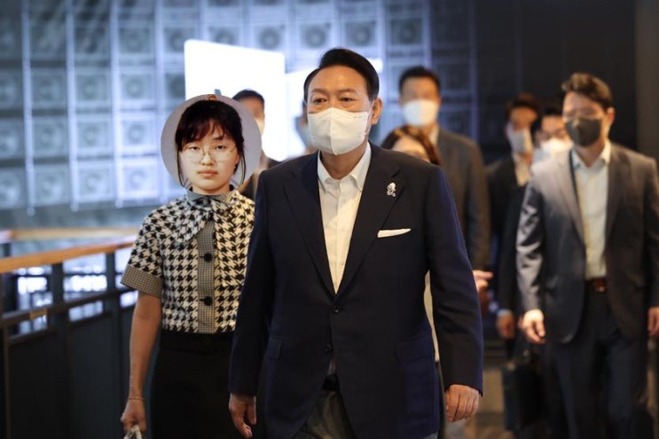 김건희 대학원 동기 <b>대통령실</b> 근무, 끝없는 '<b>사적 채용</b>' <b>논란</b>