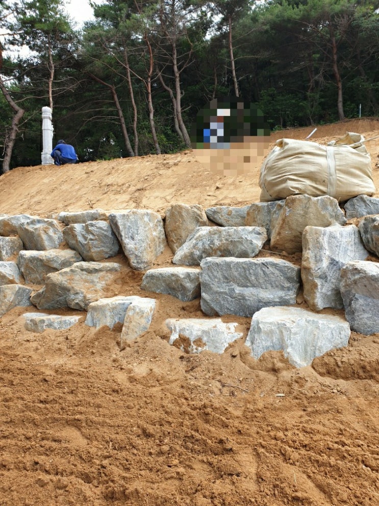  2022년 경북 김천시 감문면 문무리산 가족묘 조성공사 비석 자판4자 계단만들고 잔디조성 3일공사 고인돌장묘개발 #계단공사 #비석 #자판 #잔디 #장의사 #잔디조성 #가족묘 #석축