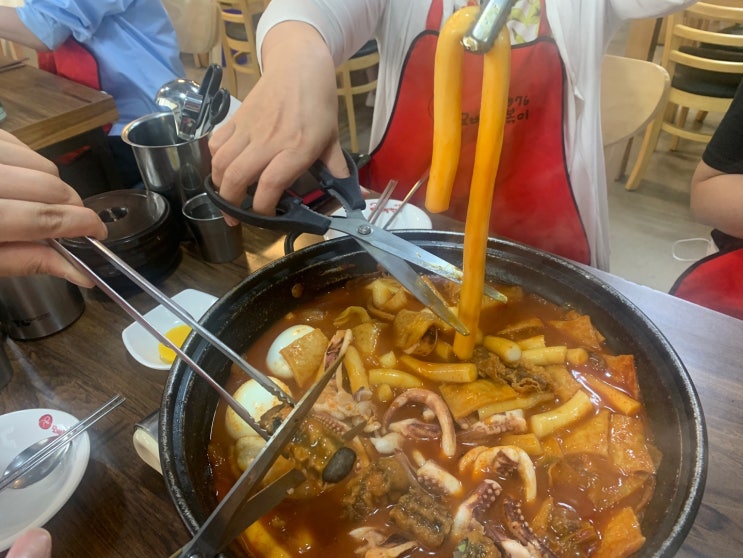 면처럼 길쭉한 떡에 매콤하고 자작한 국물이 있는 떡볶이 - 모범 떡볶이 면처럼 길쭉한 떡에 매콤하고 자작한 국물이 있는 떡볶이 - 모범 떡볶이