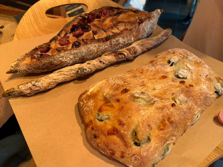 해운대 마린시티 빵맛집 '아티성블렁제리 빵빵빵' 유럽빵 느낌 폴폴~천연발효빵의 풍미가 좋았던 곳! (+ 루비바게트, 루비스틱브레드, 치아바타더블올리브) 해운대 마린시티 빵맛집 '아티성블렁제리 빵빵빵' 유럽빵 느낌 폴폴~천연발효빵의 풍미가 좋았던 곳! (+ 루비바게트, 루비스틱브레드, 치아바타더블올리브)