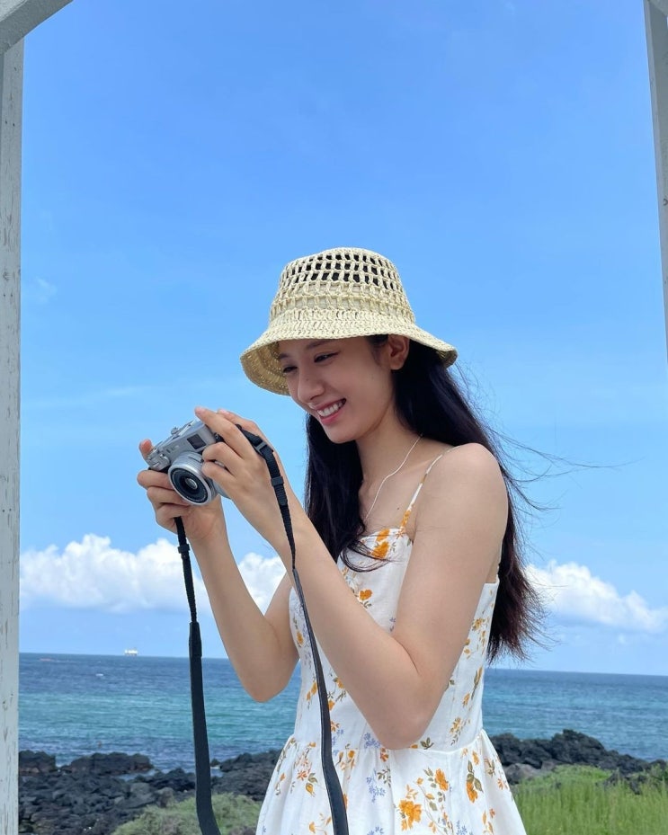 걸그룹 우주소녀 보나, 제주 여행 중 힐링...시원한 꽃무늬 끈 원피스에 모자 매치한 상큼한 미모 걸그룹 우주소녀 보나, 제주 여행 중 힐링...시원한 꽃무늬 끈 원피스에 모자 매치한 상큼한 미모