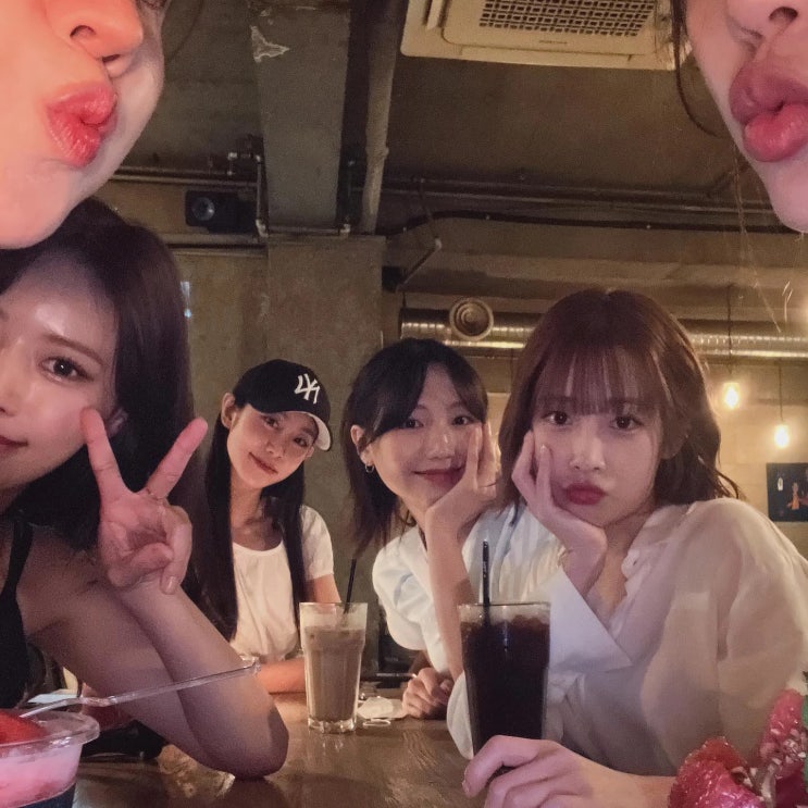 지난해 해체한 그룹 러블리즈 출신 류수정과 유지애, 여전히 우정 이어가 함께 만난 사진 공개 지난해 해체한 그룹 러블리즈 출신 류수정과 유지애, 여전히 우정 이어가 함께 만난 사진 공개